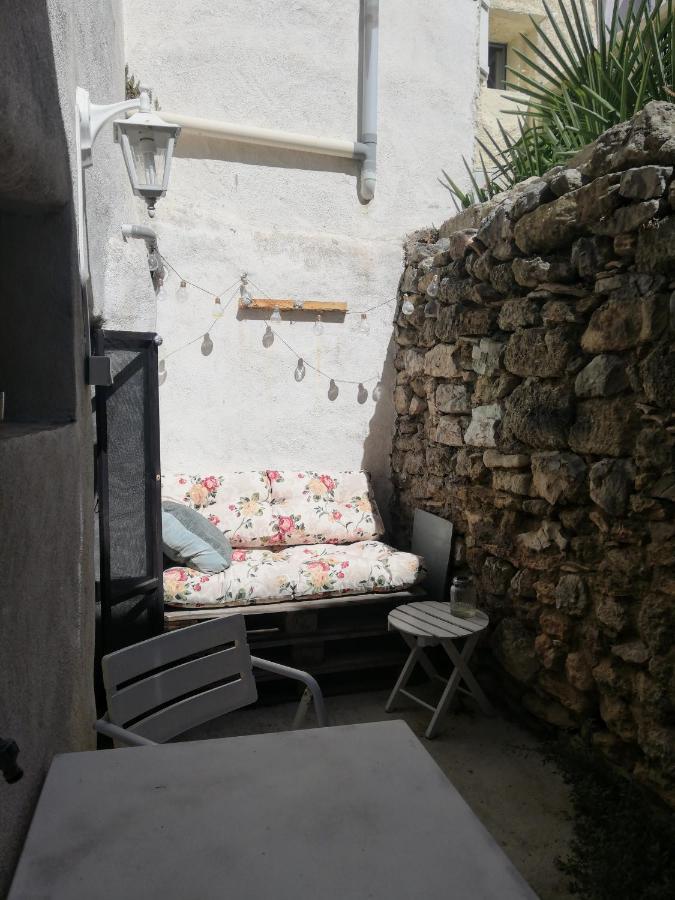 Charmant Appartement En Centre-Ville Medieval Gigean Exterior foto